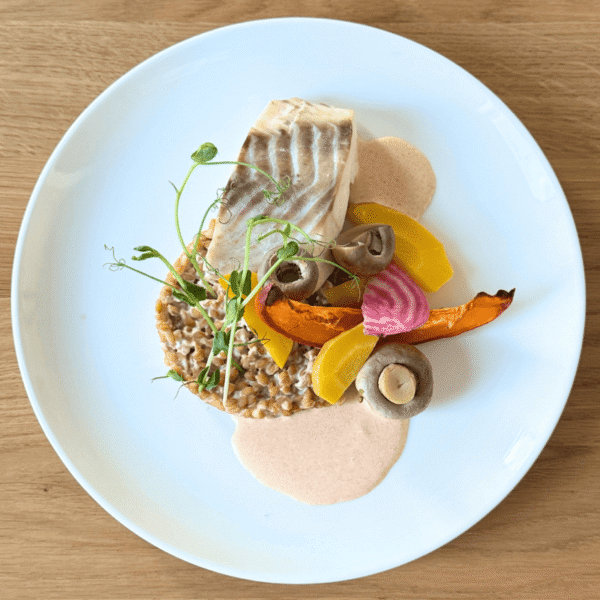 Plat de poisson avec épeautre et légumes à commander pour les fêtes de Noël
